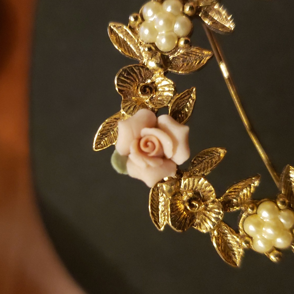 Gold-Tone Pink Porcelain Rose Wreath Brooch. - Picture 8 of 8